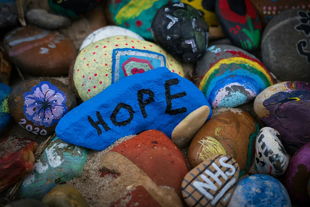 Bemalte Steine mit HOPE Schriftzug